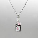 Pokerhalsband som st�djer br�stcancerforskning